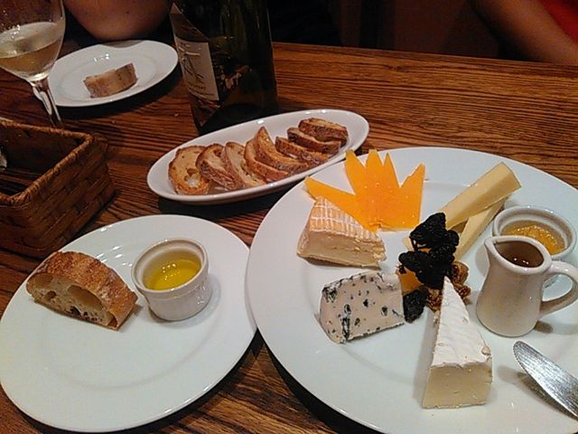 チーズ盛り合わせとともにワインを楽しむ_ラグー