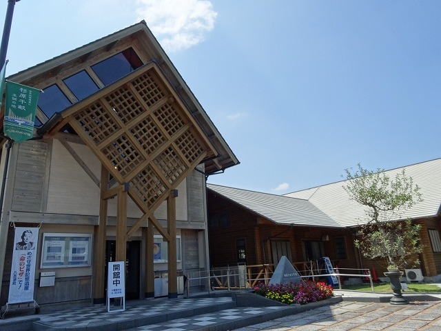 記念館の前に駐車場があります_杉原千畝記念館