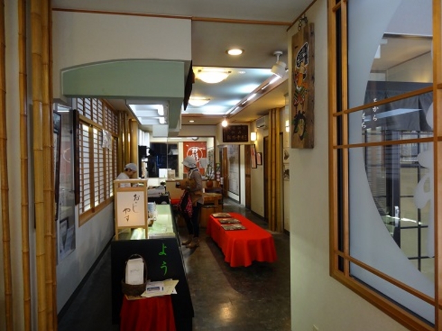 店内 緋毛氈の腰かけもあります_三井寺力餅本家
