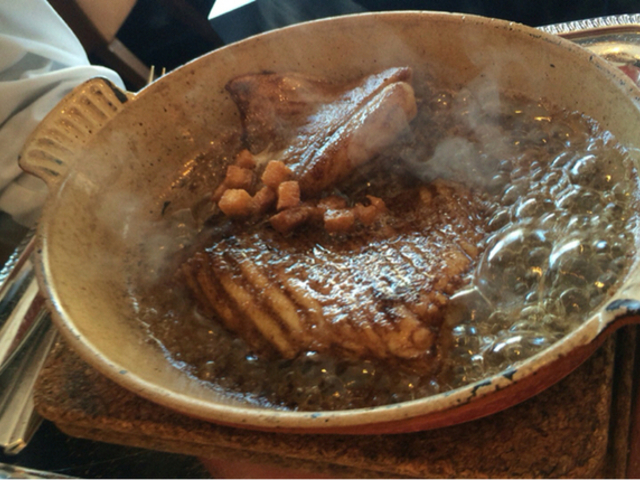 見て楽しめるパフォーマンスもつけてカスベの料理提供_モリエール
