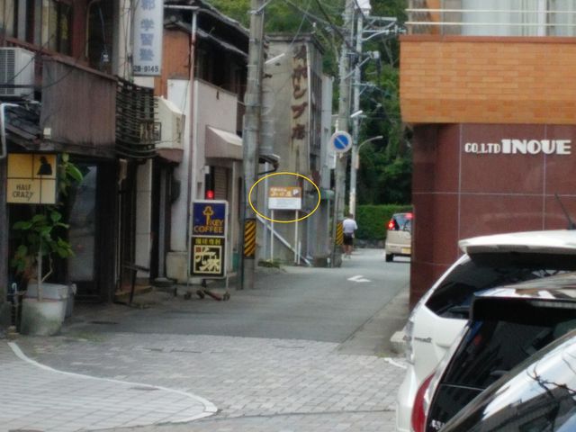 出入口を背にして、右手方向に進んだところに駐車場があります。_山口屋
