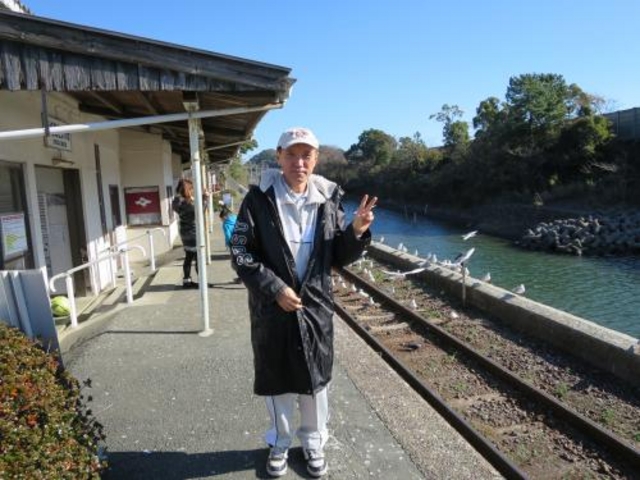駅のホームで_浜名湖佐久米駅 〜ゆりかもめ舞う駅〜