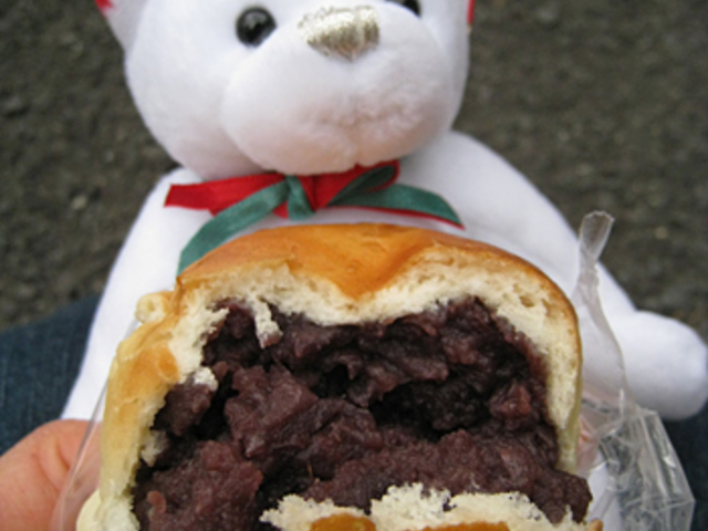 あんぱんを二つに割った状態です_守谷製パン店