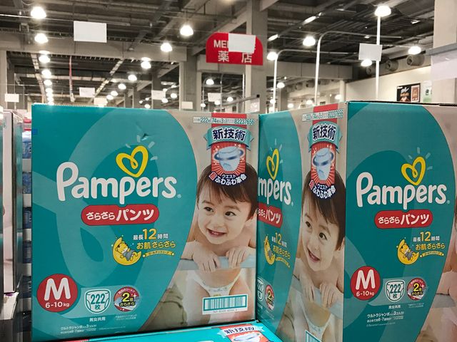 パンパースMサイズパンツ222枚入っています!!他にはメリーズも箱で置いてあります。_コストコ 金沢シーサイド倉庫