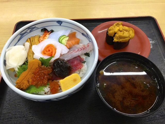 海鮮丼とウニ_海鮮寿司 とれとれ市場