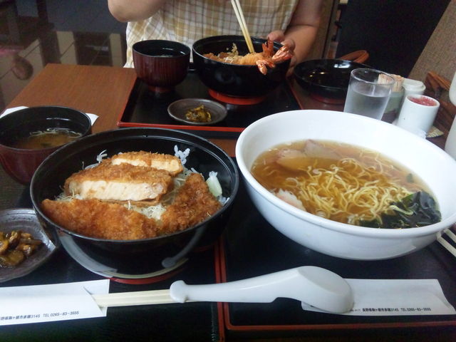 ソースカツ丼が美味い。が、らーめんも美味いんだよ。満腹だ〜。_きらく