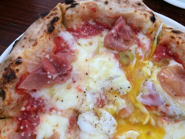 生ハムとモツァレラの美味しいピザ!とろ〜り卵が最高!_窯焼ピザとコーヒーのお店 森のオーブン Dottore(ドットーレ)