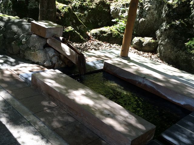 入り口付近の足湯_天守閣自然公園