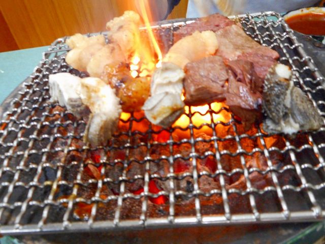 パチパチと焼けていきます_喜らくホルモン店