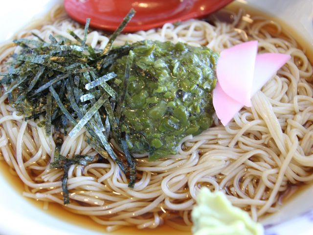 ぶっかけ海かけ昆布そうめん。ネバネバ、ツルツルです。_素麺料理 面喰い