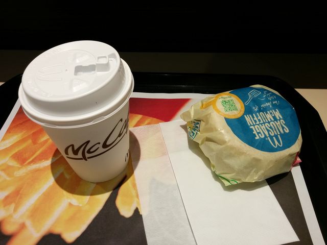 ソーセージマフィンとコーヒーMサイズ_マクドナルドJR水戸駅店(McDonald’s)