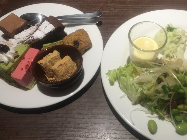 ケーキは、食べきれないほどの多種類!
サラダも美味しく頂きました(^o^)_アンド スウィーツ!スウィーツ!ビュッフェ!アリス 札幌ル・トロワ店