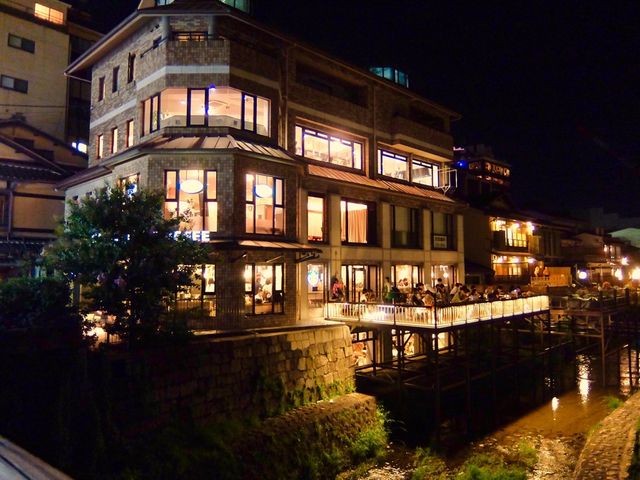 川床のテラス席_スターバックス・コーヒー 京都三条大橋店