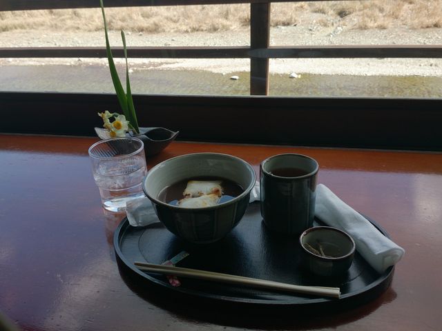 川沿いの席で頂いた美味しいぜんざい_五十鈴川カフェ