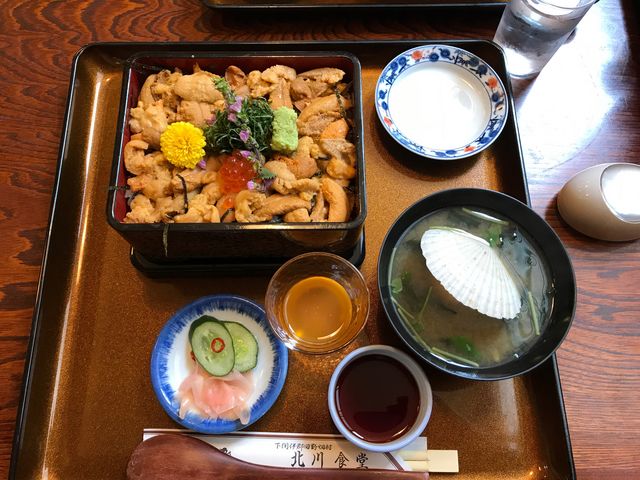 とてもとても美味しくて醤油はかけず真ん中のうに汁をかけて頂きました。もうう卵かけご飯状美味しかった_北川食堂