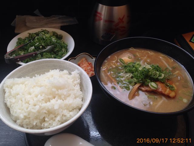 醤油ラーメンの定食とネギと追い出汁用のポットです。_らーめん喰った楼