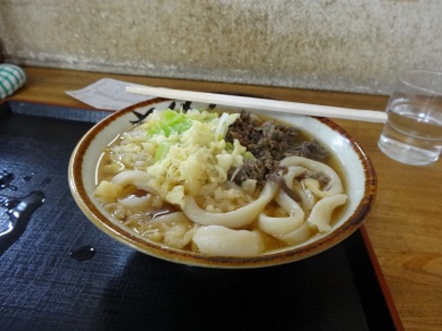 肉うどん キャベツも入っています_てうち 山もとうどん