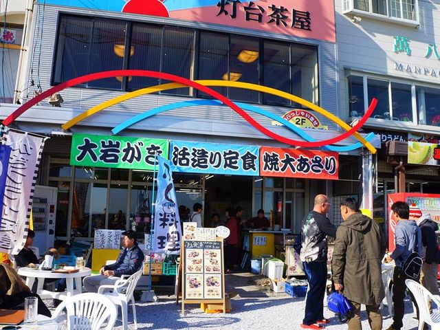 左右にもお店がある。違いはよくわからないが、口コミを見て灯台茶屋のみはやる。_灯台茶屋