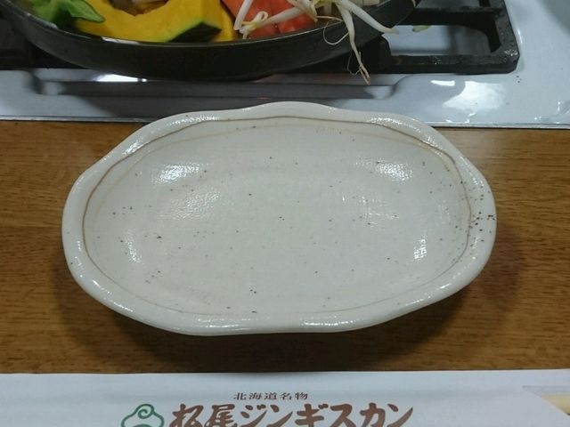 初めての方はお店の方が焼いてくれます。_松尾ジンギスカン 旭川支店