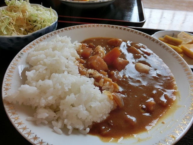 お替り自由・日替わりメニューの食堂「とことん」。土日はカレー。_赤村特産物センター