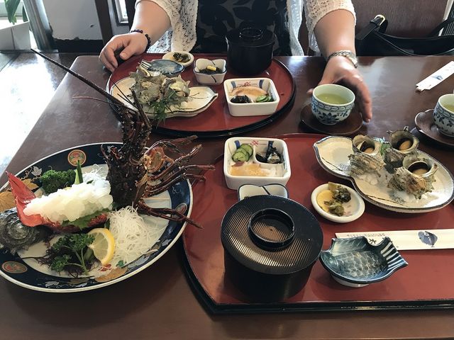 伊勢海老の活造りとサザエのつぼ焼き
伊勢海老は良く動きます_ホテルドライブイン弥太郎