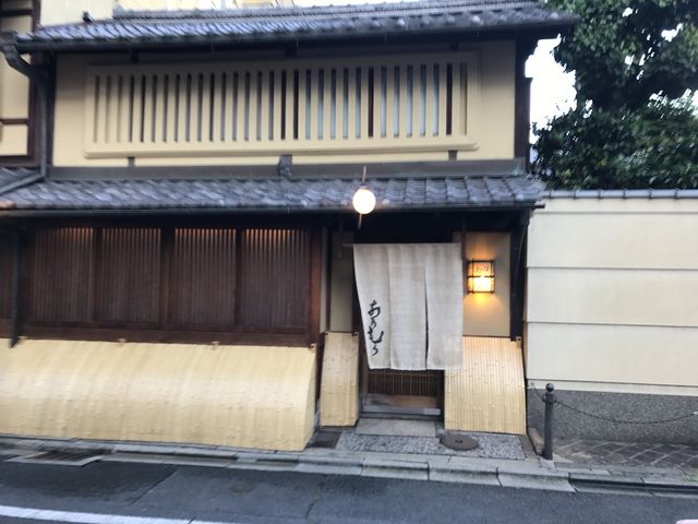 なかむら外観
道路前に天ぷらやさんがあります。_一子相伝京料理・なかむら