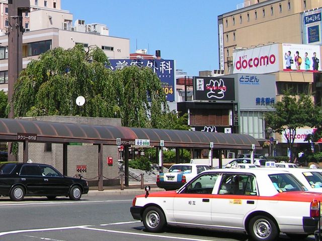 お店とロータリー_ミライザカ 盛岡駅前店