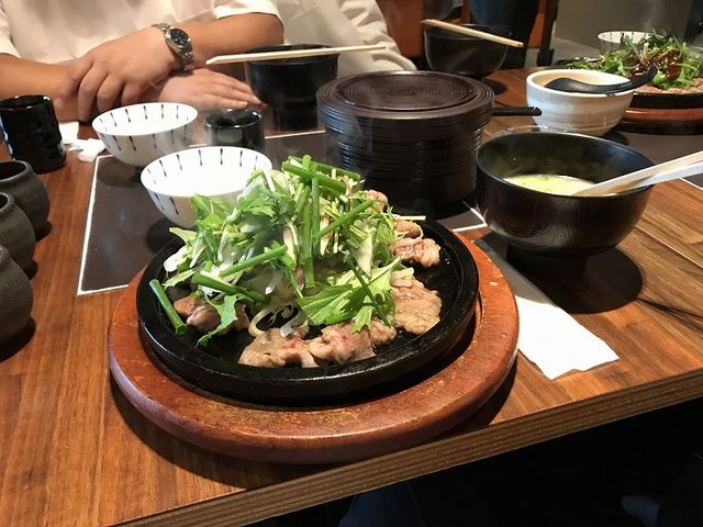 焼肉来てーのソース掛けてーの蓋をします。(蓋前)_鉄板&ワイン 侘家三昧 京都駅