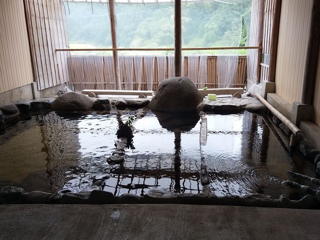 広い湯舟_上恵良温泉