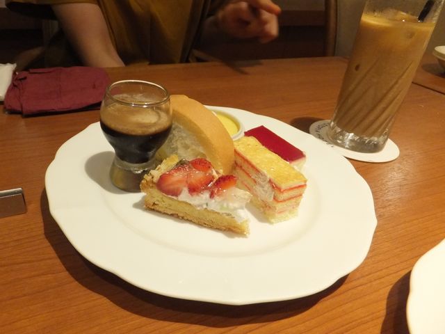 選べるデザート:ワゴンいっぱいに盛り合わせて持ってきてくれました。_レストラン リヴィエール