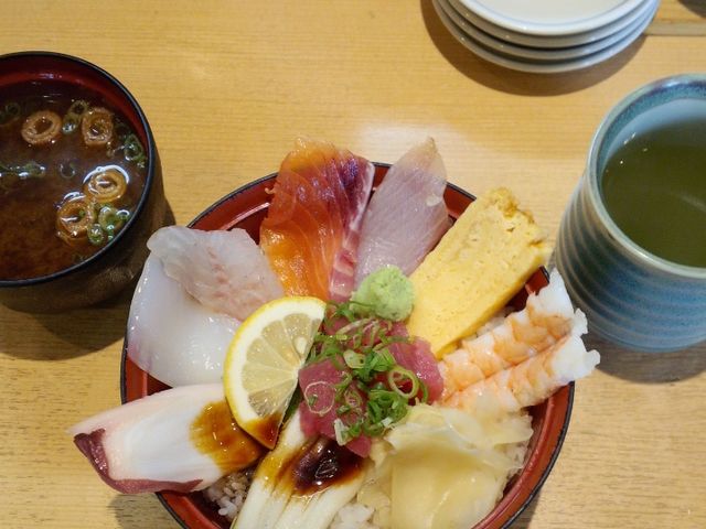海鮮丼
_魚河岸のすし えびす 三宮東店