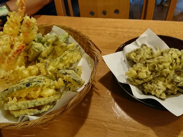 一升天ぷらそばの天ぷらとまいたけ天ぷらがとても量も多く、3人でもお腹一杯に。_なかや桑風庵本店