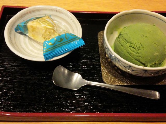 抹茶アイスとオマケのお菓子_玉露園喫茶室