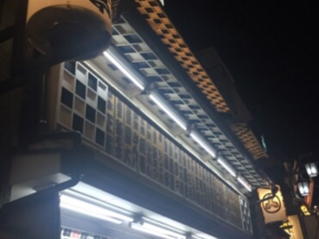 和風な外観が新宿ぽくないです。_末広亭