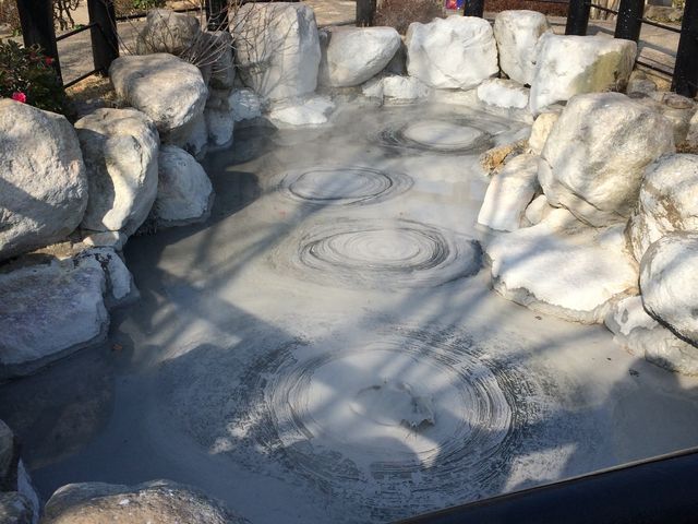泥がぽこぽこ湧いています_鬼石坊主地獄
