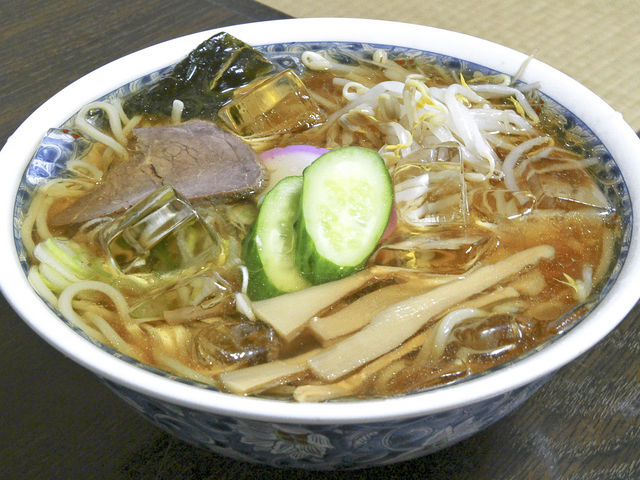 名物の冷たいラーメン。普通のラーメンスープなのに、めっちゃ麺や具とあってます。_栄屋本店