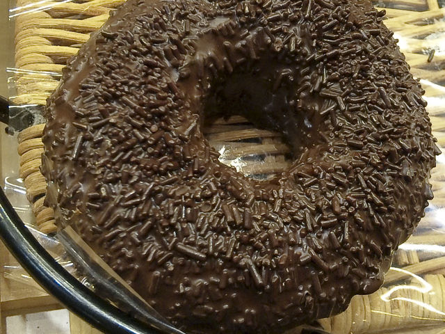 ちょこたっぷりで、けっこうかるめの食感のチョコドーナツ173円_ポンパドウル 米子店