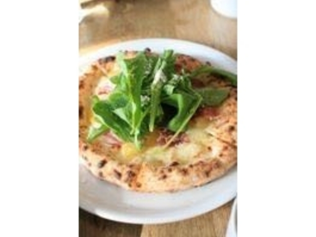 店内も明るい陽が注ぐ気持ち良い空間です_RESTAURANT GARB
