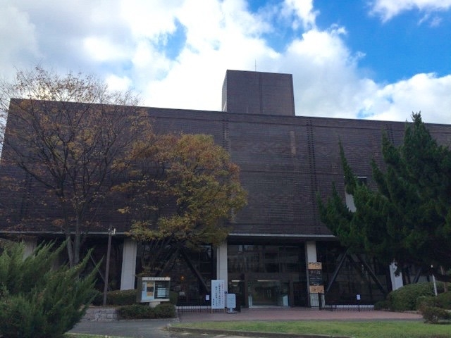 正面(公園側)から_福岡県立美術館