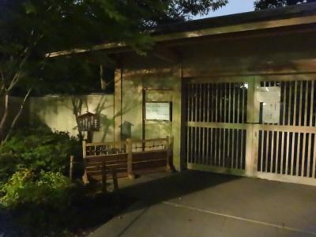 「太閣園」と向かいあっています_旧藤田邸庭園