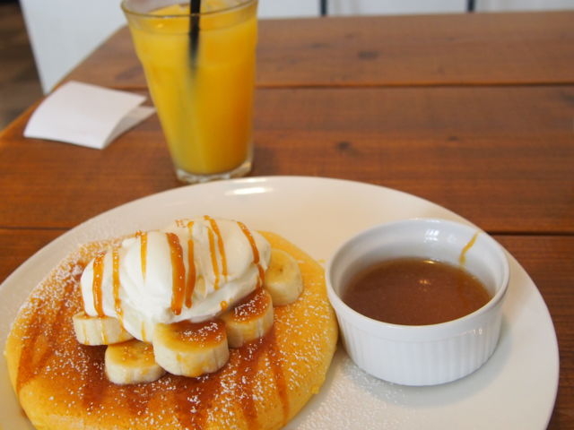 バナナキャラメルパンケーキ¥880_「Cafe&Pantry 松之助」 京都本店