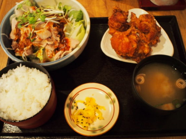 豚しゃぶサラダと鶏の唐揚げ定食¥900_普通の食堂いわま