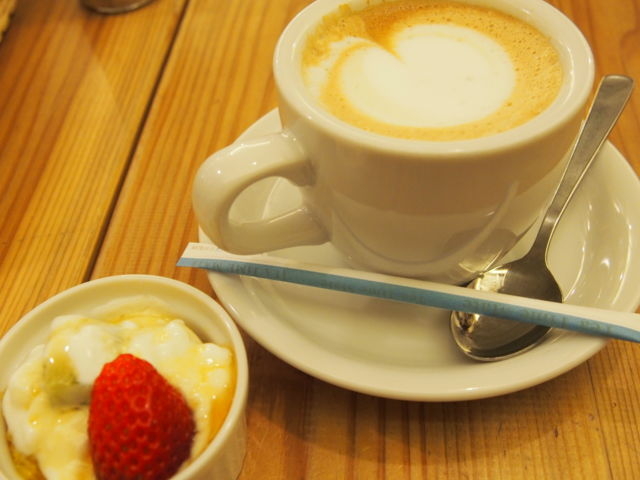 ホットカフェオレ_パンケーキカフェ フルフィル (fulfill)