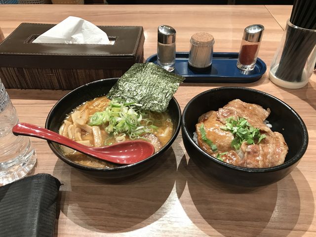 ハーフラーメンと豚丼のセット_麺屋・開高新千歳空港店