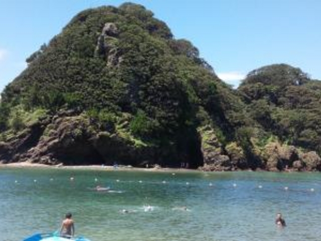 向かいの島は遊泳エリア外に_田子瀬浜海水浴場