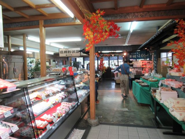 早朝空いていた店内前方奥の休憩所で無料コーヒーを頂く_お菓子の里 飯田城