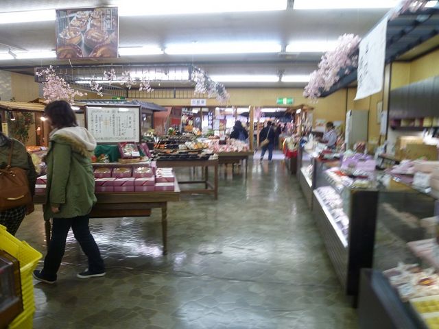 店内早朝の為か空いていた_お菓子の里 飯田城