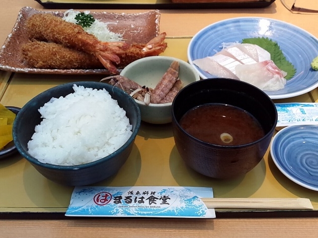 エビフライは期待を裏切らない大きさ!_まるは食堂 中部国際空港店