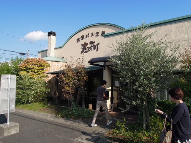 家族連れに人気のパン店_麦のひげ