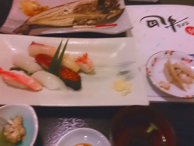 お寿司と焼き魚_すし田
